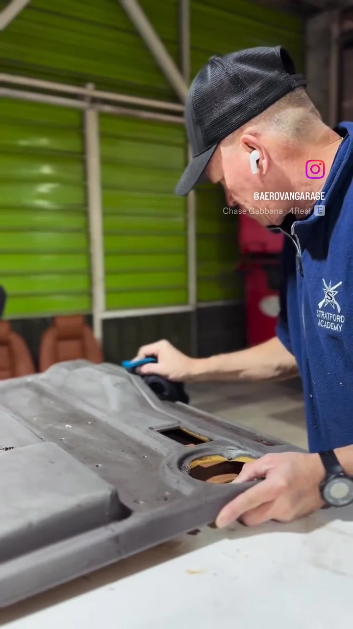 Proceso de restauración de tapicería automotriz en Aerovan Garage